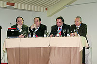 Una de las mesas de presidencia, con los moderadores atentos a las pantallas