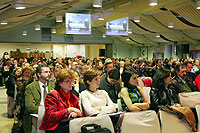 Los congresistas, atendiendo una de las ponencias