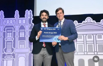 El Dr. Luis Fernández-Vega entrega el diploma al Dr. Carlos Rocha