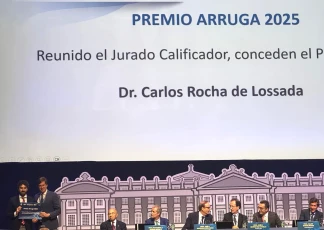Momento de la entrega del Premio Arruga 2025 al Dr. Carlos Rocha