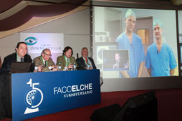 Los doctores Aramberri y Mendicute desde San Sebastián, durante la transmisión en directo de la sesión de Femto-Faco en FacoElche 2013