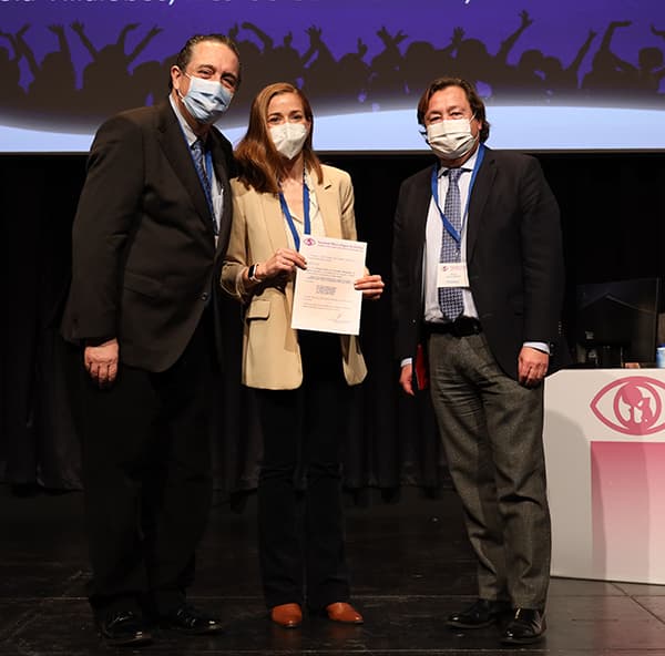 El Dr. Soler y el Dr. Alfonso Arias, presidentes de FacoElche y la S.O.M respectivamente, entregando el premio a la Dra. Noemí Güemes